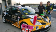 Niki Lanik com o seu Carro de Corridas Y4HR e as suas medalhas